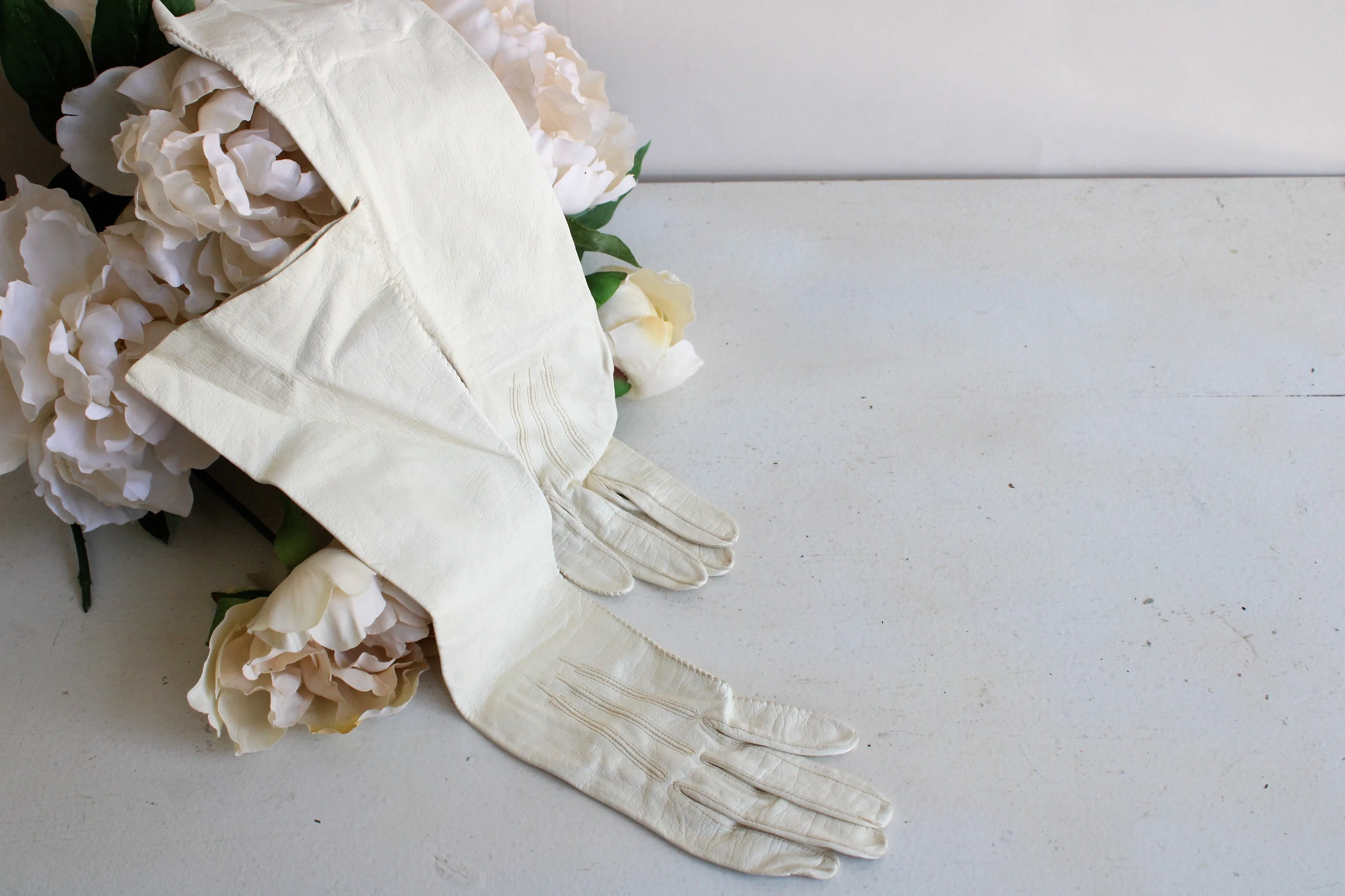 White 1950s 1960s Kid Leather Gloves