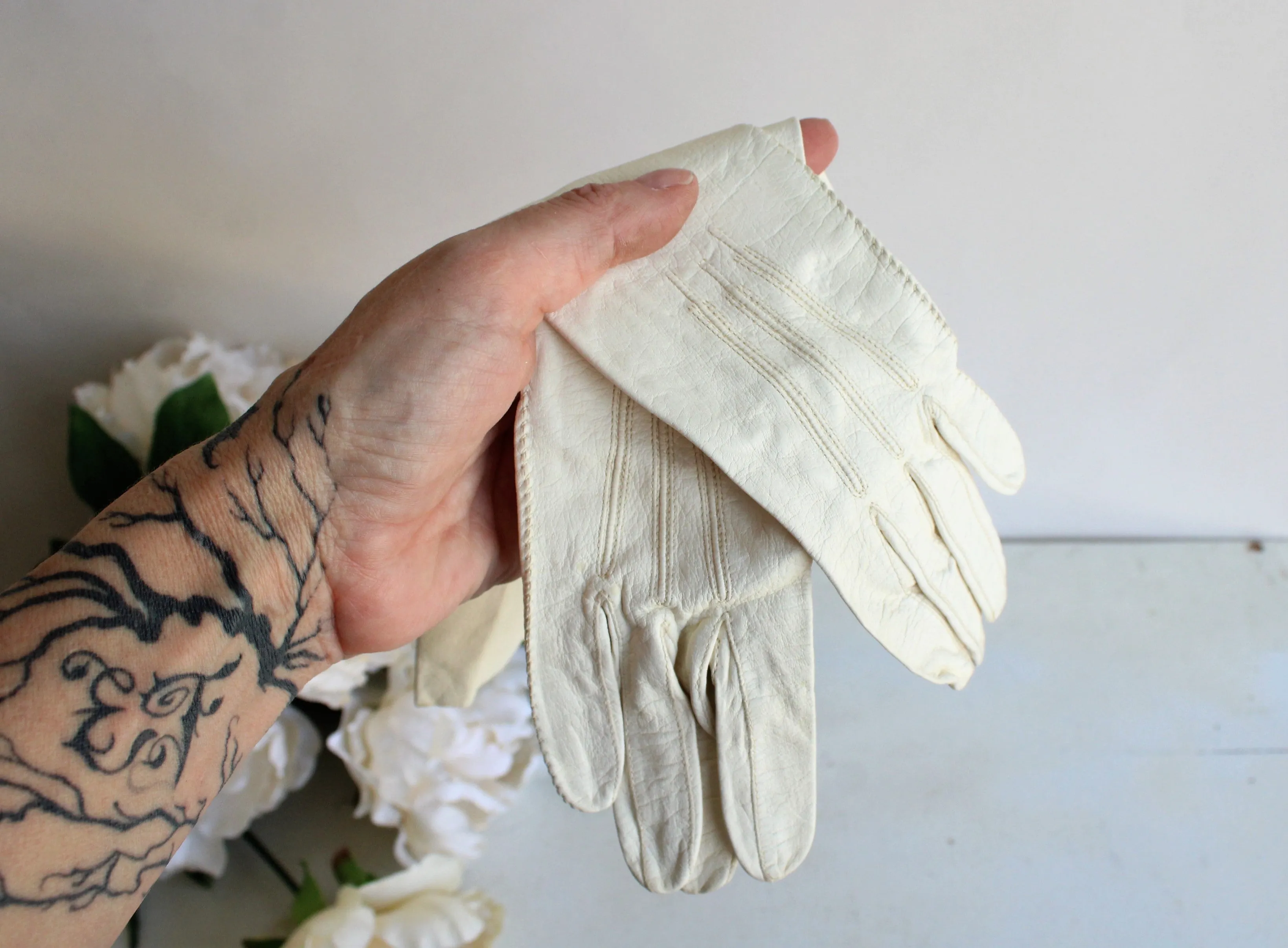 White 1950s 1960s Kid Leather Gloves