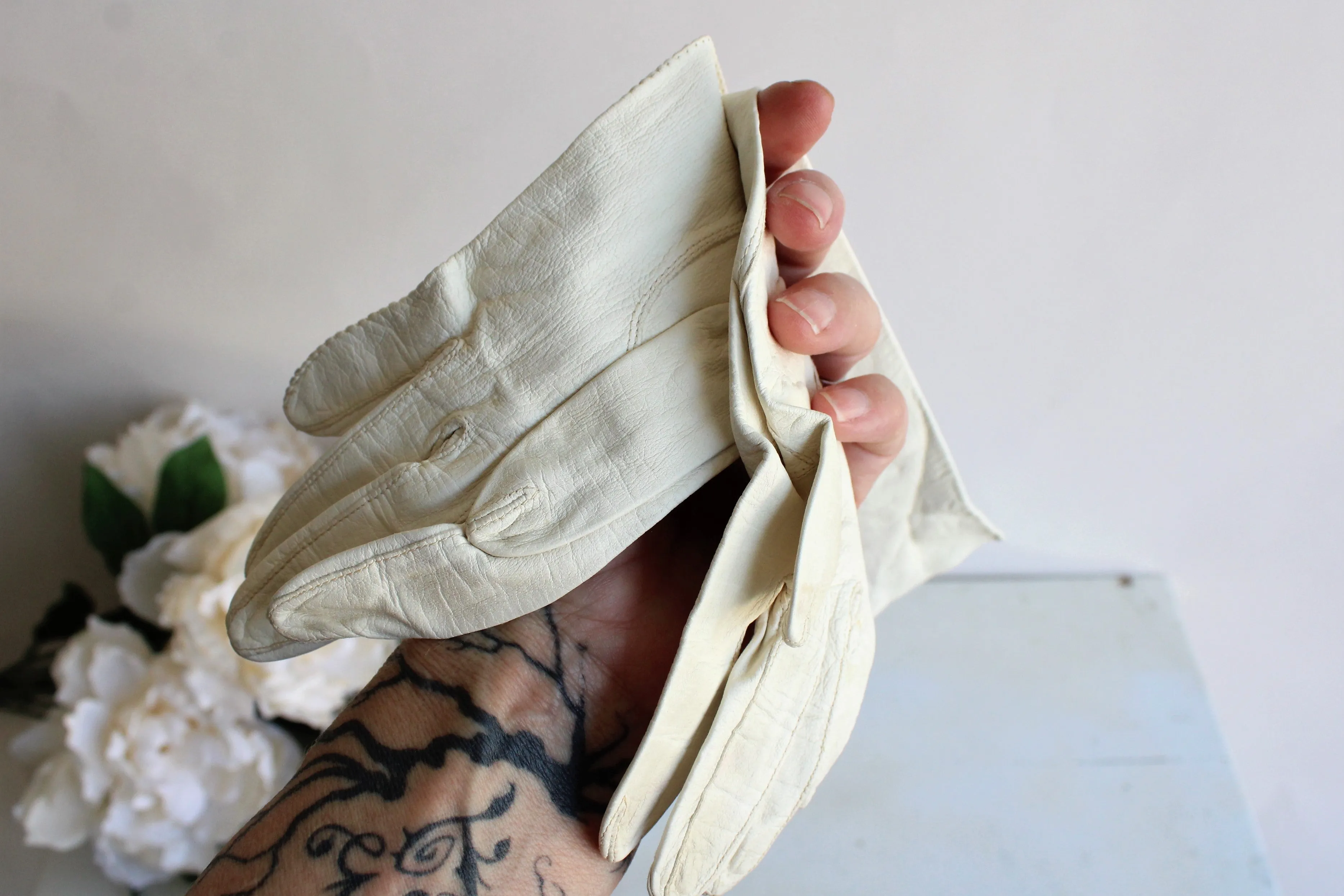 White 1950s 1960s Kid Leather Gloves