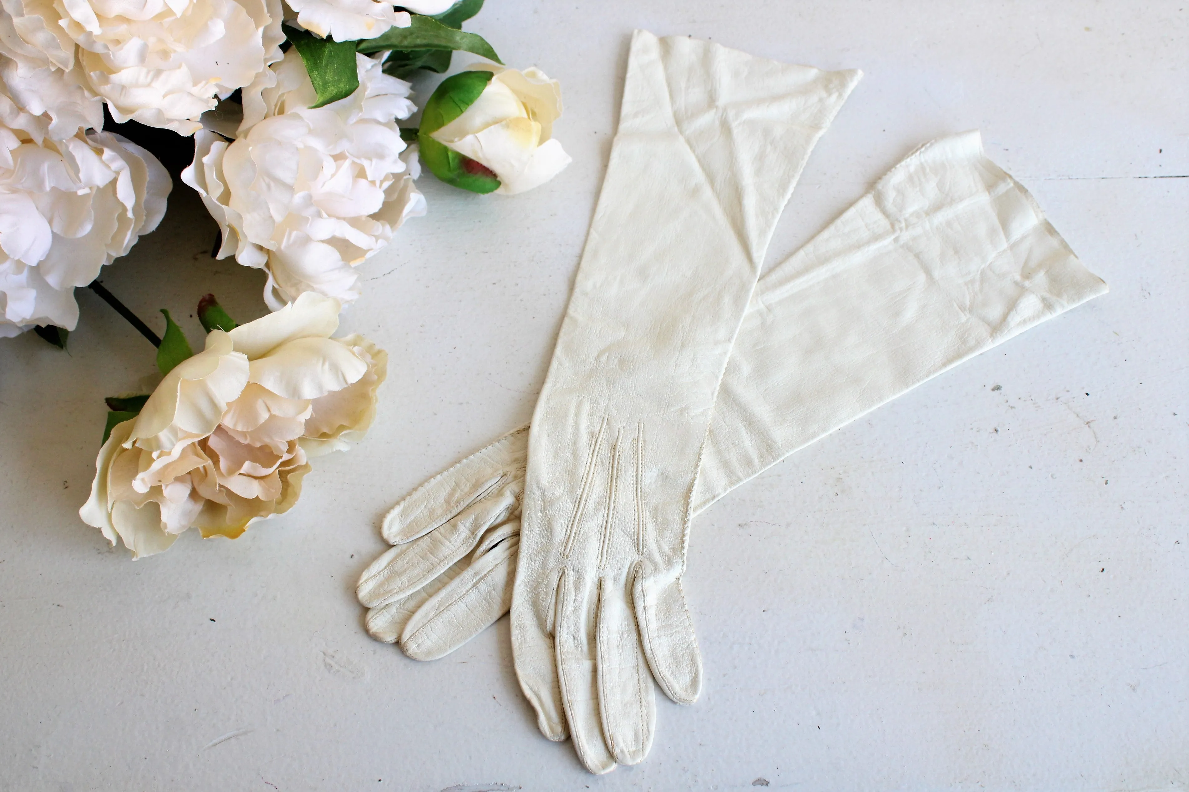 White 1950s 1960s Kid Leather Gloves