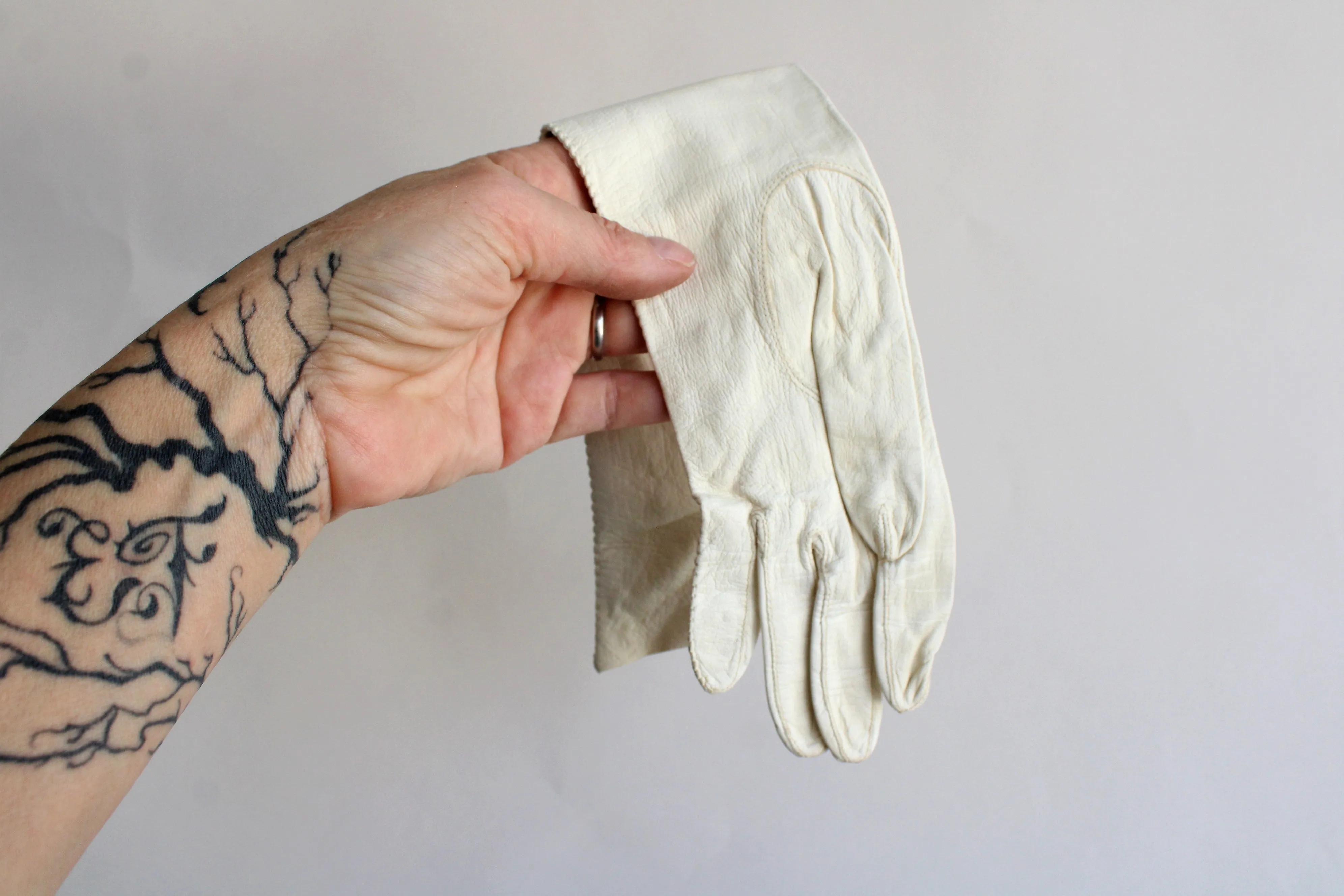 White 1950s 1960s Kid Leather Gloves