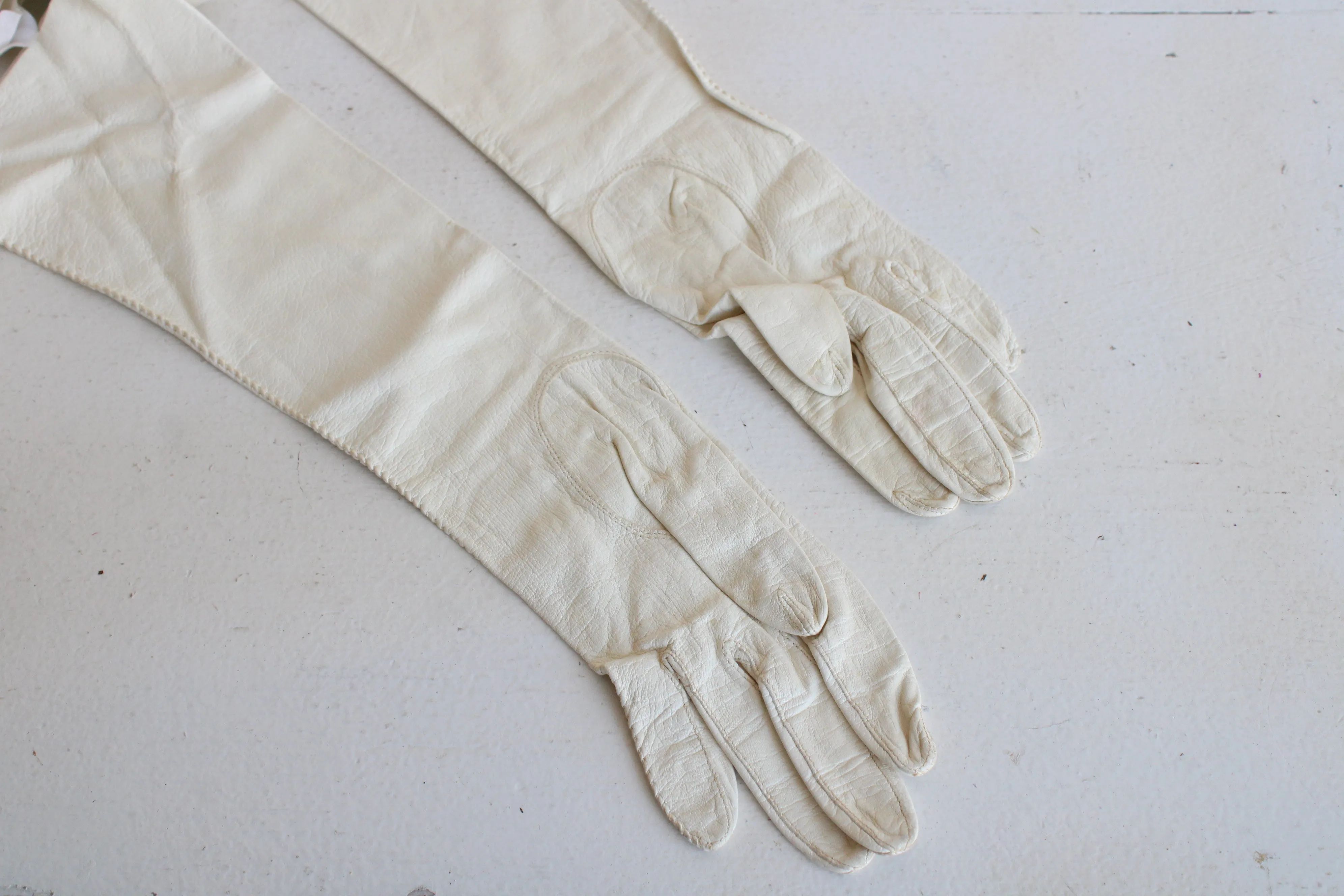 White 1950s 1960s Kid Leather Gloves
